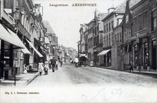 11724 Gezicht in de Langestraat met bebouwing en publiek te Amersfoort uit het zuidwesten; met links de voorgevels van ...